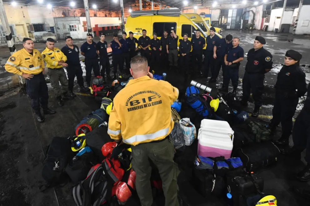 Los bomberos de la Ciudad  comenzaron con sus tareas en las zonas afectadas tras el incendio del Parque Nacional Los Alerces.