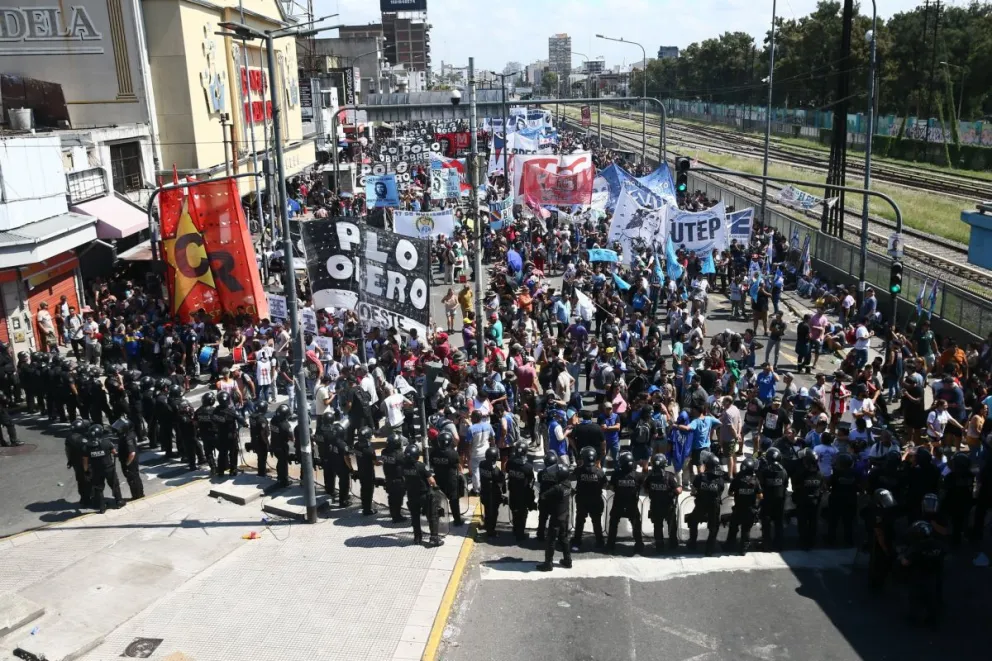 Mucha gente en Puente Pueyrredón.