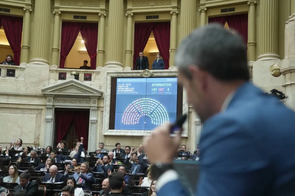 Aprobaron la Ley Bases.