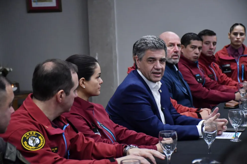 Macri destaca a policías locales.