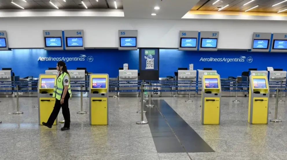Aerolineas, en el centro de la escena.